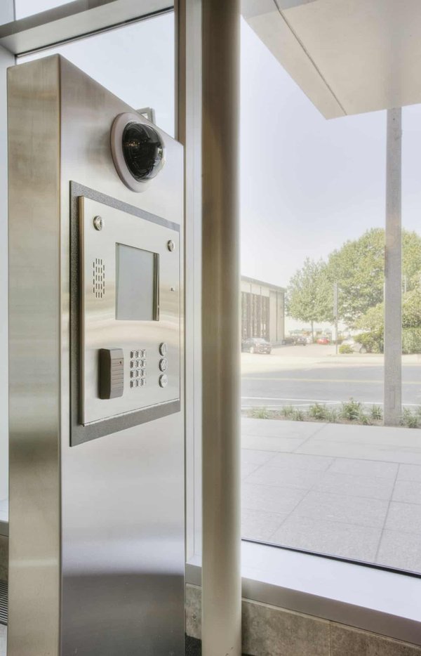 Quels sont les critères pour choisir un bon intercom moto pour communiquer avec un passager lors de longues balades ?